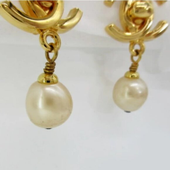 CHANEL CC Logos Turnlock Pearl Dangle Clip-On Earrings Gold Tone 96A Auth #8175 - Picture 4 of 8